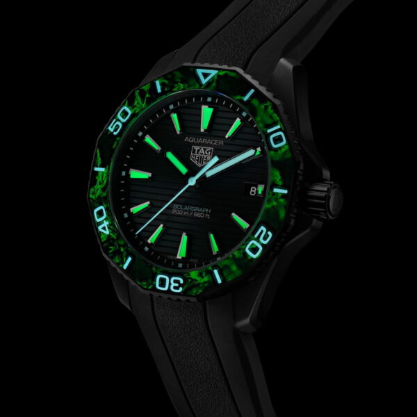 Schwarze TAG Heuer Aquaracer Prof. 200 Solargraph Uhr mit leuchtend grünen Akzenten auf Lünette und Zifferblatt. Das Zifferblatt verfügt über eine Datumsanzeige auf schwarzem Hintergrund, die das elegante, sportliche Design unterstreicht.