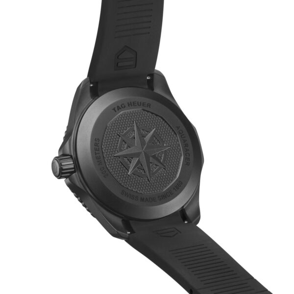 Rückansicht einer schwarzen TAG Heuer Aquaracer Prof. 200 Solargraph-Armbanduhr mit Kautschukarmband, eingraviertem Kompassdesign und Aufschriften wie „TAG Heuer“, „Aquaracer“ und „Swiss Made Since 1860“.