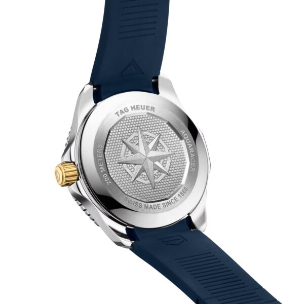 Das Bild zeigt die Rückseite einer TAG Heuer Aquaracer Professional 200 Uhr mit einem blauen Kautschukarmband, einem Edelstahlgehäuse mit Seesterngravur, Inschriften für 300 m Wasserdichtigkeit und Schweizer Herkunft sowie einer goldfarbenen Krone.
