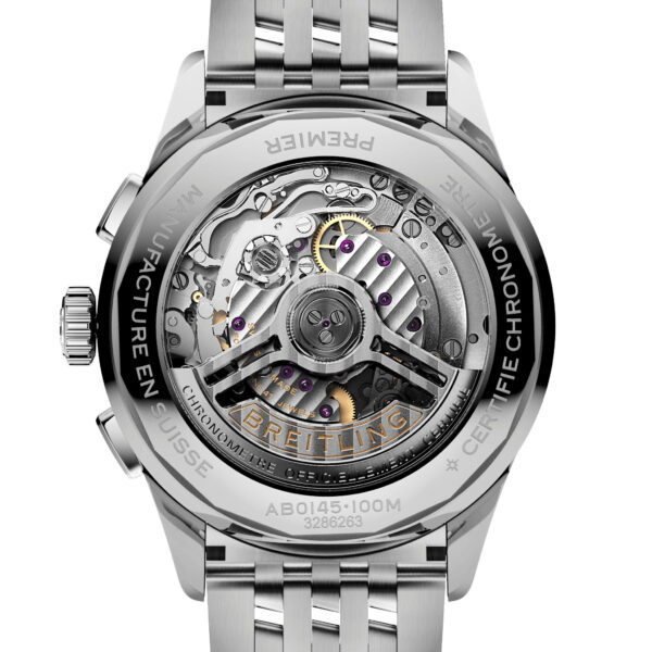 Das Bild zeigt den komplexen inneren Mechanismus des Breitling Premier B01 Chronographen durch einen transparenten Gehäuseboden und gibt den Blick auf Zahnräder, Juwelen und einen Rotor mit Gravuren am Rand frei, die sich alle vom metallischen Glanz seiner Komponenten abheben.