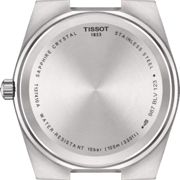 Das Bild zeigt die Rückseite einer Tissot PRX-Uhr mit eingravierten Details wie „Tissot 1853“, „Saphirglas“, „Edelstahl“, Modellnummer „T137410A“ und einer Wasserdichtigkeit von „10 bar (100 m/330 Fuß)“.
