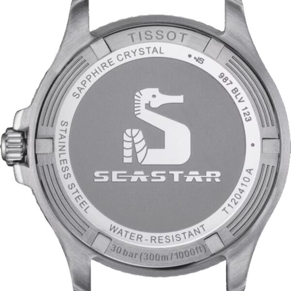 Das Bild zeigt die Rückseite einer 40-mm-Uhr Tissot Seastar 1000 mit einem Seepferdchen-Logo und Texten wie „Saphirglas“, „Edelstahl“ und „Wasserdicht 30 Bar (300 m/1000 Fuß)“ sowie weiteren Seriennummern.