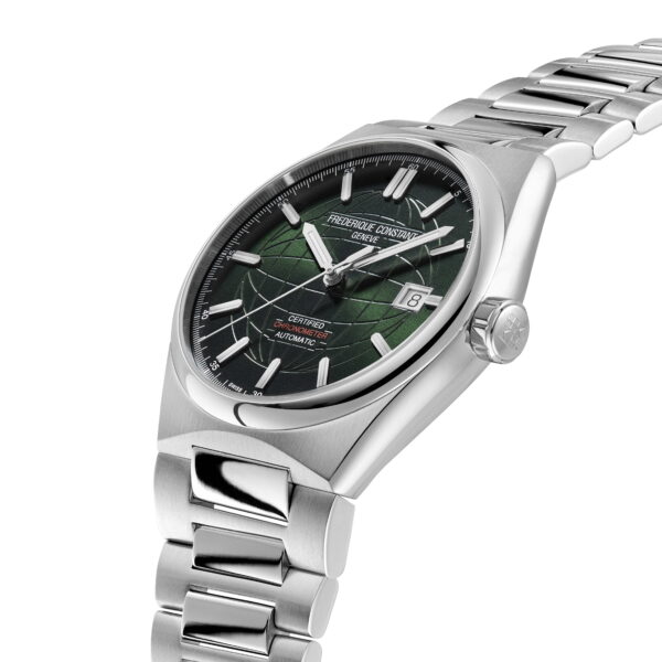 Die Frederique Constant New Highlife COSC ist eine Armbanduhr aus silbernem Metall mit strukturiertem grünem Zifferblatt, silbernen Stundenmarkierungen und Zeigern. Sie verfügt über eine Datumsanzeige auf der 3-Uhr-Position und ist schräg auf weißem Hintergrund dargestellt.