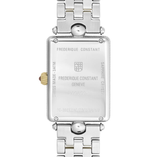 Das Bild zeigt die Rückseite einer silbernen Freqerique Constant Art Deco Carree-Armbanduhr mit graviertem Metallgehäuse und Gliederarmband, auf der neben anderen Angaben und einem Logo „FREDERIQUE CONSTANT“ und „GENEVE“ zu lesen sind.
