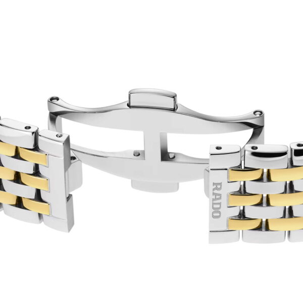 Die Rado Florence Classic verfügt über ein zweifarbiges Metallarmband mit ineinander verwobenen silbernen und goldenen Gliedern und einem offenen Verschluss mit der Gravur „RADO“.