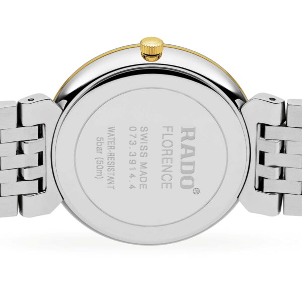 Rückansicht einer Rado Florence Classic-Uhr mit Edelstahlarmband, goldfarbener Krone und eingravierten Details, die eine Wasserdichtigkeit bis zu 5 Bar (50 Meter) anzeigen.