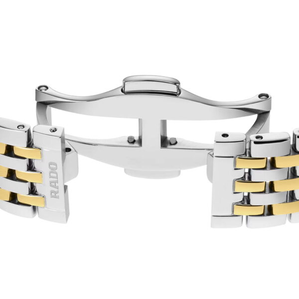 Nahaufnahme eines zweifarbigen Metallarmbands der Rado Florence Classic mit ineinandergreifenden silbernen und goldenen Gliedern und einem Edelstahlverschluss. Der Markenname „Rado“ ist seitlich am Verschluss eingraviert.