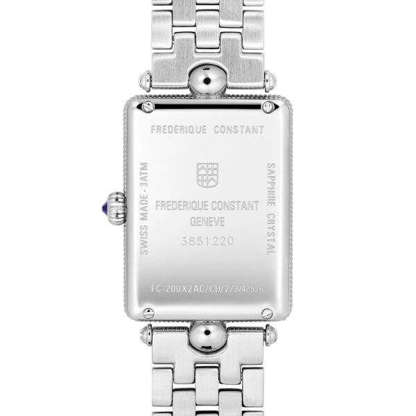 Das Bild zeigt die Rückseite einer Frederique Constant Art Deco Carrée Armbanduhr mit silbernem Metallarmband. Das Gehäuse ist mit Markendetails, dem Firmenwappen und Spezifikationen wie Wasserdichtigkeit und Saphirglas versehen.