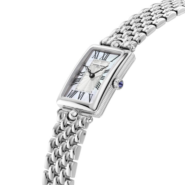 Die Frederique Constant Art Deco Carree besticht durch ein silbernes, rechteckiges Gehäuse mit weißem Zifferblatt, römischen Ziffern und einem blauen Akzent auf der Krone. Das polierte Gliederarmband unterstreicht das elegante und klassische Design vor schlichtem weißem Hintergrund.