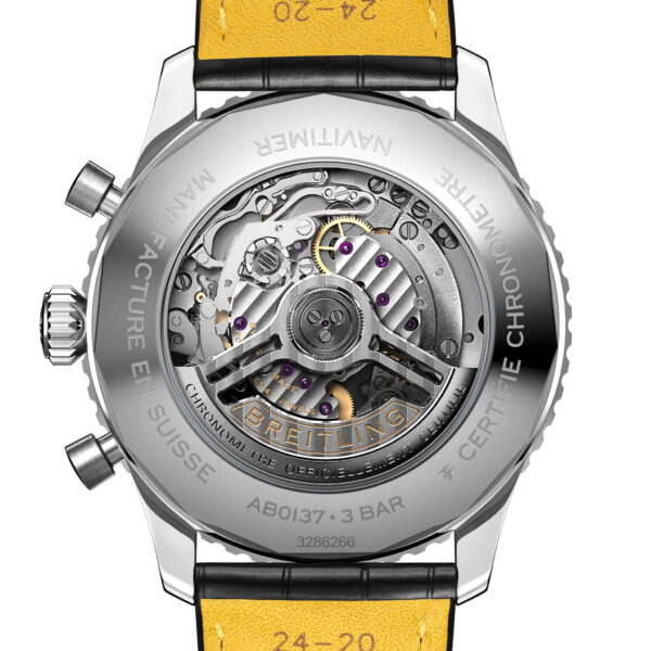 Das Bild zeigt die Rückseite der Luxusuhr Navitimer B01 Chronograph 46 und gibt den Blick auf ihr mechanisches Uhrwerk mit komplexen Zahnrädern frei. Sie verfügt über ein silbernes Gehäuse, ein gelbes Armband und den auf dem Rotor eingravierten Markennamen.