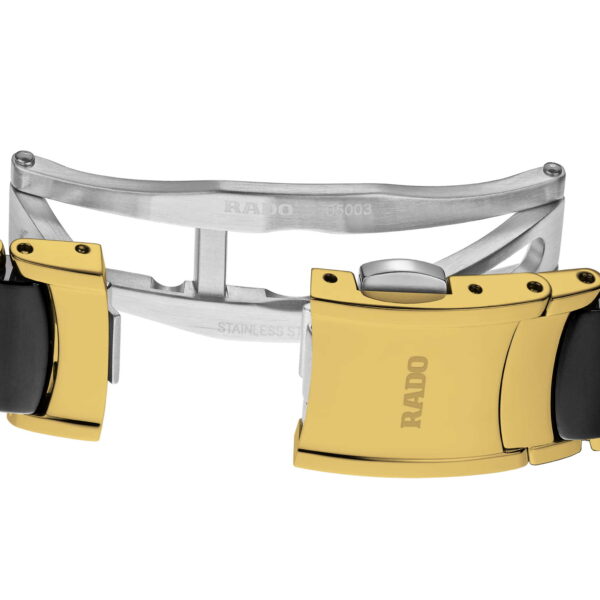 Nahaufnahme des teilweise geöffneten Verschlusses der Rado Centrix Diamonds mit goldenen und schwarzen Gliedern. Der innere Verschluss ist silberfarben mit geprägtem Text und Seriennummer und zeugt von Eleganz und Präzision im Design.