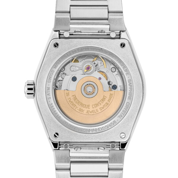 Das Bild zeigt die Rückseite einer Frederique Constant Highlife Damen-Automatikuhr mit transparentem Gehäuse, das den Blick auf komplizierte Zahnräder freigibt. Die Uhr ist mit einem silbernen Metallarmband ausgestattet und weist sichtbare Gravuren am Rand auf.