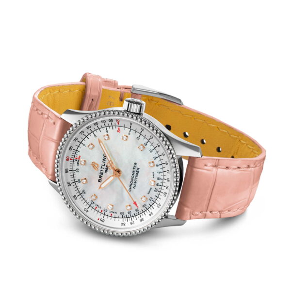 Die Breitling Navitimer 1 Automatic 35 ist eine Luxusarmbanduhr mit silbernem Gehäuse, weißem Zifferblatt mit aufwendigen Markierungen und dem Markennamen auf dem Zifferblatt. Sie verfügt über ein rosa Lederarmband mit Strukturmuster und gelbem Innenfutter.