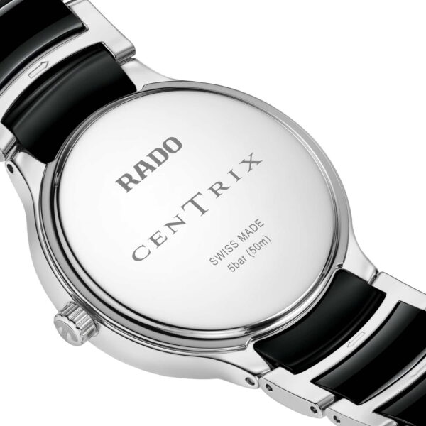 Nahaufnahme der Rückseite einer Rado Centrix Diamonds Uhr mit den eingravierten Schriftzügen „Rado“, „Centrix“, „Swiss Made“ und „3bar (30m)“. Sie verfügt über ein Edelstahlgehäuse und ein poliertes Metallarmband mit schwarzen Keramikeinlagen.