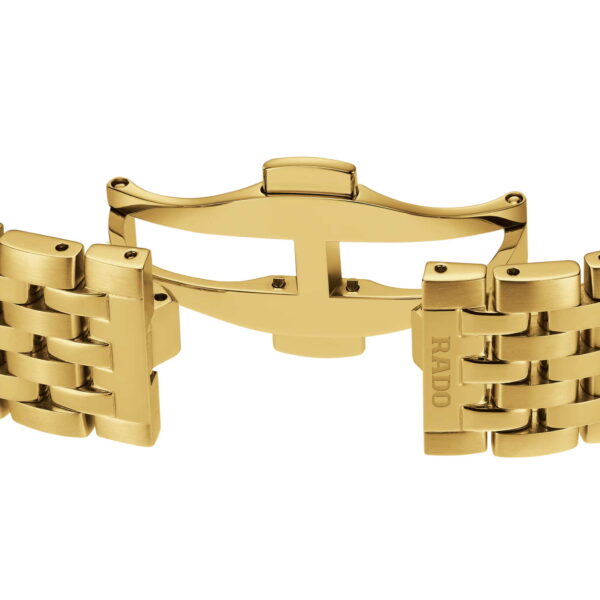 Die Rado Florence Automatic verfügt über ein goldenes Uhrenarmband mit einer Faltschließe, in die der Markenname eingraviert ist. Sie besticht durch ein Flechtmuster, einen teilweise offenen Mechanismus und eine polierte Oberfläche.