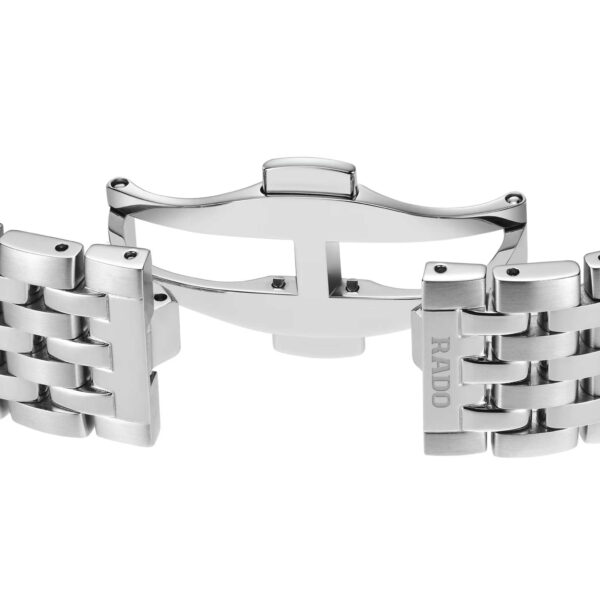 Eine Nahaufnahme zeigt das elegante, polierte silberne Metallarmband der Rado Florence Automatic. Der sichtbare Verschluss ist in der Mitte offen und mit ineinandergreifenden Gliedern versehen. In der Nähe ist „RADO“ eingraviert.