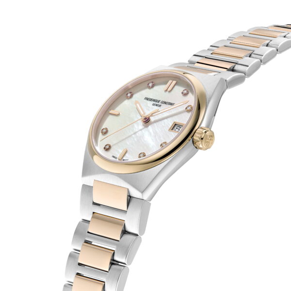 Die Frederique Constant Highlife Ladies ist eine luxuriöse Armbanduhr mit einem silber- und roségoldenen Metallarmband. Sie verfügt über ein rundes Zifferblatt mit perlenartigem Finish, roségoldene Stundenmarkierungen, eine kleine Datumsanzeige und den Markennamen auf dem Zifferblatt.
