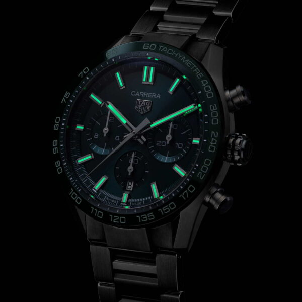 Der TAG Heuer Carrera Chronograph ist eine stilvolle Armbanduhr in dunklen Tönen mit leuchtend grünen Akzenten auf einem schwarzen Metallarmband; sie verfügt über ein elegantes Zifferblatt mit drei Hilfszifferblättern, einer Tachymeterskala sowie silbernen Zeigern und Markierungen.