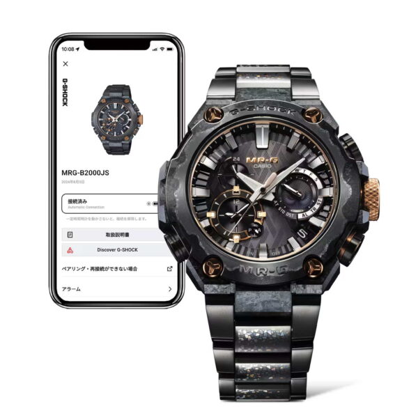 Eine robuste schwarz-goldene Casio G-Shock Pro Limited Edition MRG-B2000JS-1AD Uhr mit mehreren Zifferblättern und gemustertem Armband steht neben einem Smartphone mit derselben Uhr. Das Telefon zeigt Produktinformationen auf Japanisch an.
