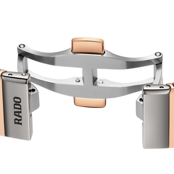 Eine Nahaufnahme zeigt den Edelstahl- und Roségold-Verschluss der Rado Anatom Automatic mit polierten und gebürsteten Metallgliedern. Der geöffnete Verschluss zeigt den Rado-Markennamen auf einem Glied vor weißem Hintergrund.