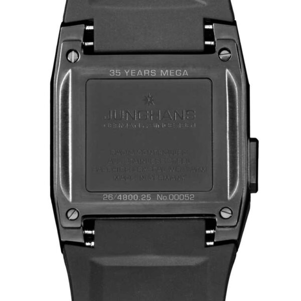 Rückansicht der Junghans Mega 1000 mit schwarzem Armband und Metallgehäuseboden, eingraviert mit „35 Years Mega“, Markendetails, Seriennummer und Modellnummer.