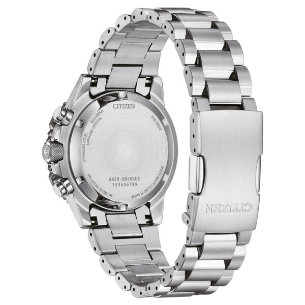 Rückansicht der Citizen Promaster Sky Eco Drive, einer Edelstahlarmbanduhr mit geschlossenem Verschluss und Markengravur. Sie verfügt über ein rundes Gehäuse mit eingravierten Details und Modellnummern, ergänzt durch ein glatt verarbeitetes, robustes Gliederarmband.