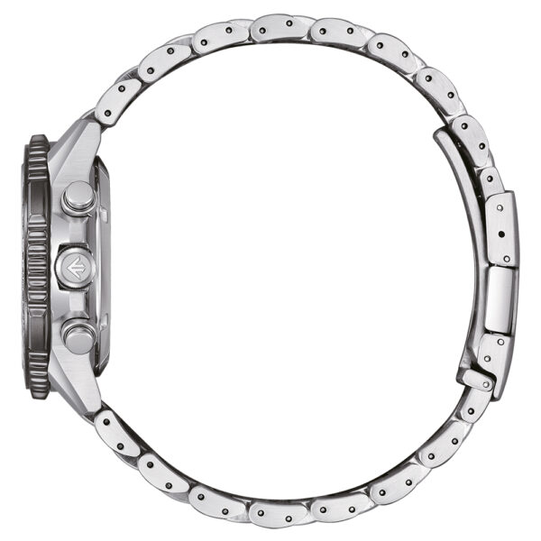 Die Citizen Promaster Sky Eco Drive präsentiert sich in der Seitenansicht als elegante, industrielle Armbanduhr aus silbernem Metall. Sie verfügt über ein detailreiches Armband mit Verschluss, eine markante geriffelte Lünette und zwei Einstellknöpfe auf der linken Seite.