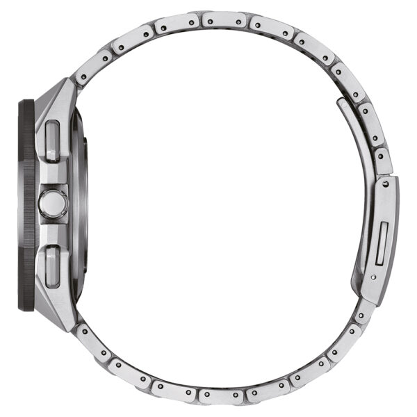 Seitenansicht der Citizen Attesa Satellite Wave GPS mit Edelstahlgehäuse, detailliertem Metallgliederarmband, rundem Gehäuse und sichtbaren Seitentasten. Das Zifferblatt ist vor dem weißen Hintergrund nicht zu sehen.