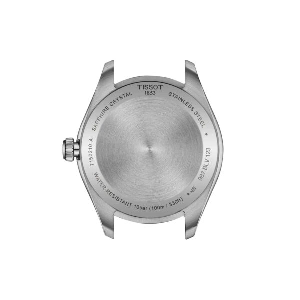 Das Bild zeigt die Gehäuserückseite der Tissot PR 100 aus Edelstahl. Sie hat eine runde Form mit seitlicher Aufzugskrone und Gravuren, die Angaben zur Wasserdichtigkeit und zum Saphirglas enthalten.