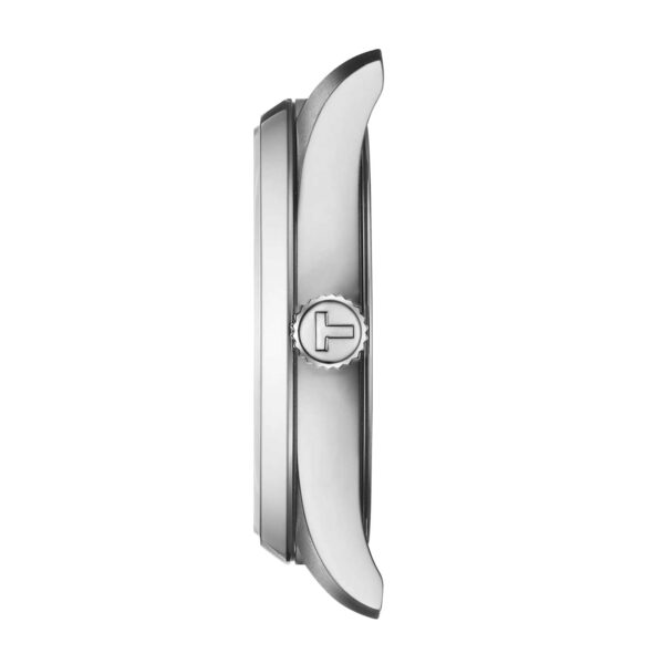 Die Seitenansicht der Tissot PR 100 Armbanduhr besticht durch ihr schlankes, geschwungenes Design. Die Krone mit dem Logo in der Mitte ergänzt das elegante Metallic-Silber-Finish und verleiht der Uhr einen modernen Touch.