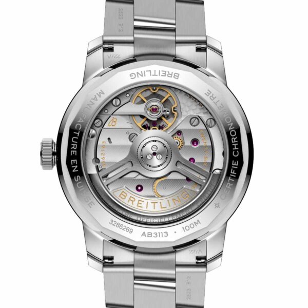 Die Breitling Top Time B31 präsentiert ihr komplexes mechanisches Uhrwerk durch einen transparenten Gehäuseboden, während ein Gehäuse und Armband aus Edelstahl ihr elegantes Schweizer Design und ihre Wasserdichtigkeit hervorheben.