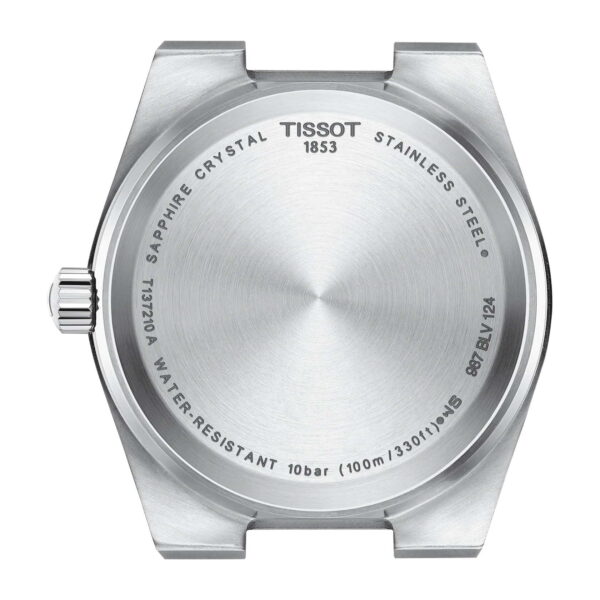 Auf der Rückseite des silbernen Uhrengehäuses der Tissot PRX Quartz 35MM finden sich Spezifikationen wie Saphirglas, Edelstahl, Wasserdichtigkeit bis 10 Bar (100 m/330 Fuß) sowie die eingravierten Modellnummern und „1853“.