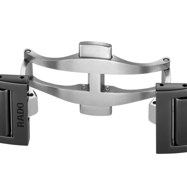 Eine Nahaufnahme des Rado True Square Automatic Skeleton Uhrenarmbands mit Butterfly-Schließe aus Edelstahl und schwarzer Keramik. Die Marke „RADO“ ist in ein Keramikglied eingraviert, dessen offener Verschlussmechanismus die filigrane Struktur offenbart.