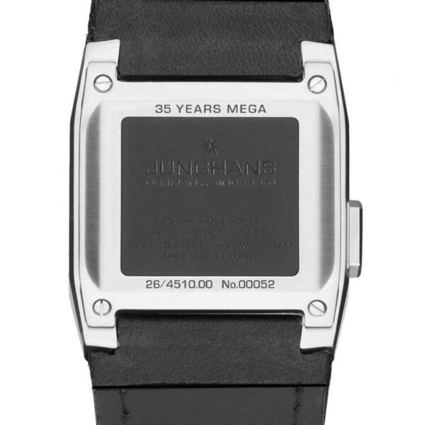Rückansicht der Junghans Mega 1000 Uhr mit Edelstahlgehäuse und den Aufschriften „35 Jahre Mega“, „Made in Germany“, Modell und Seriennummer. Das schwarze Lederarmband ist im Lieferumfang enthalten.