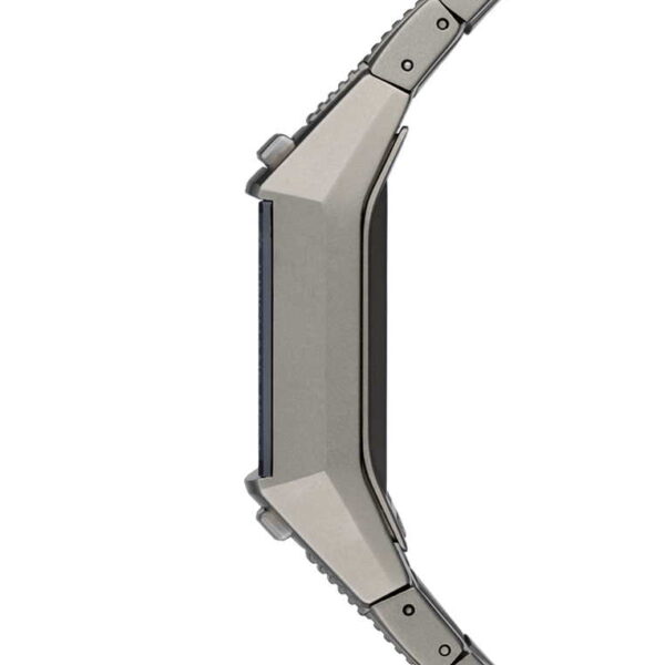 Seitenansicht der Junghans Mega 1000 Armbanduhr, die ihr schlankes, modernes Design hervorhebt. Sie verfügt über ein flaches, rechteckiges Zifferblatt mit minimalistischen Details und ein segmentiertes Metallarmband, das das metallische Uhrengehäuse ergänzt.