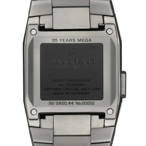 Das Bild zeigt die Rückseite einer Junghans Mega 1000 Armbanduhr mit Titangehäuse und -armband mit den Aufschriften „35 YEARS MEGA“, „Radio Controlled“ und „Made in Germany“. Das Modell ist 26/2800.44 Nr. 00052.