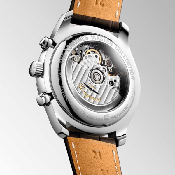 Nahaufnahme der Uhr der Longines Master Collection mit transparentem Gehäuseboden, der komplizierte Zahnräder und Gravuren zeigt, sowie einem Lederarmband, das einen Kontrast zum polierten Metallgehäuse bildet.