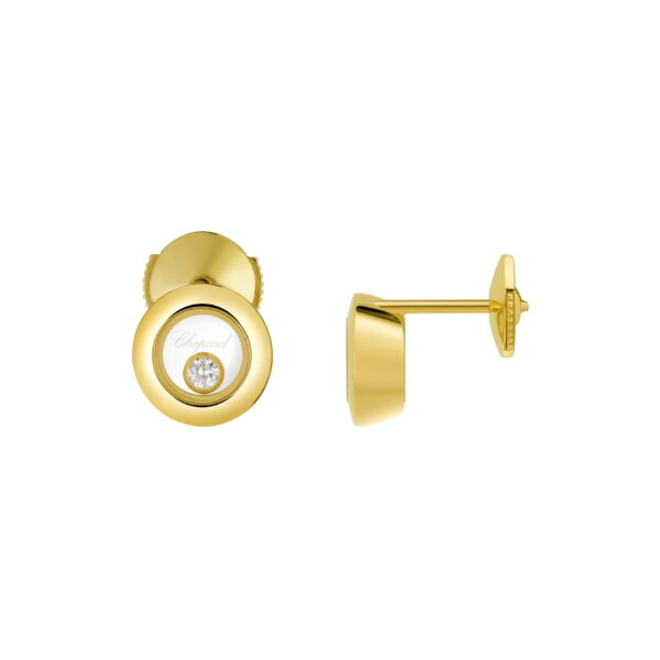 Goldene Manschettenknöpfe mit rundem Rahmen und transparenter Mitte sind mit kleinen Diamanten und dem eingravierten Wort „Chopard“ verziert. Die Abbildung zeigt einen Manschettenknopf von vorne und einen von der Seite vor weißem Hintergrund. Produkt: Chopard Happy Diamonds Ohrstecker.