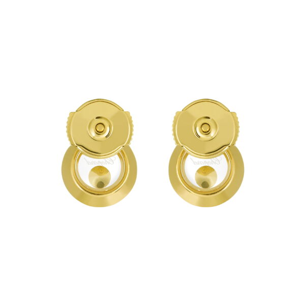 Die Chopard Happy Diamonds Ohrstecker sind goldene Ohrringe im modernen Look mit einem zentralen Scheiben- und Ringdesign. Eine kleinere obere Scheibe ist mit einem größeren Ring verbunden, alles vor weißem Hintergrund.