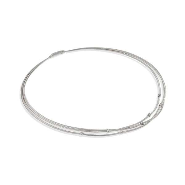 Das Marco Bicego Goa Collier ist ein zartes silbernes Halsband mit drei dünnen Strängen, die jeweils mit gleichmäßig angeordneten kleinen Perlen verziert sind. Sein schlichtes und zugleich elegantes Design wird durch die kreisförmige Wicklung der Halskette vor weißem Hintergrund besonders hervorgehoben.