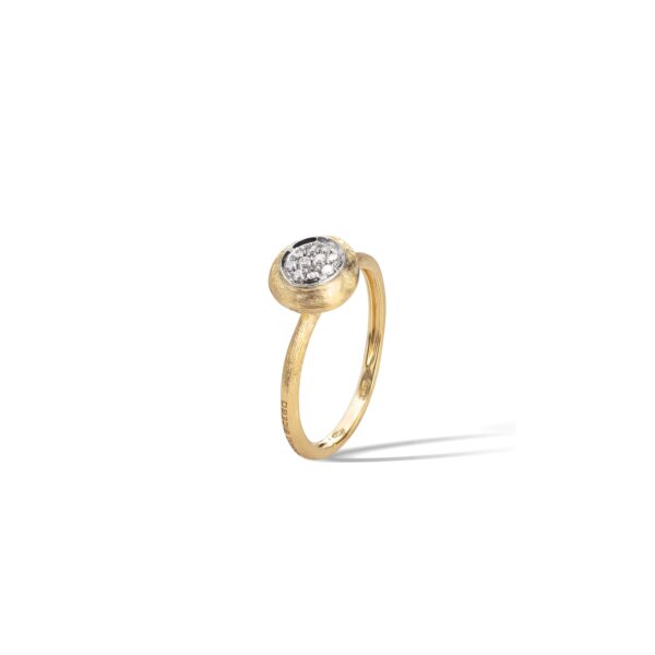 Der Marco Bicego Jaipur Ring Weite 53 ist ein Goldring mit einem runden Diamanten in einer erhabenen Zargenfassung, der einen weichen Schatten auf einen weißen Hintergrund wirft.
