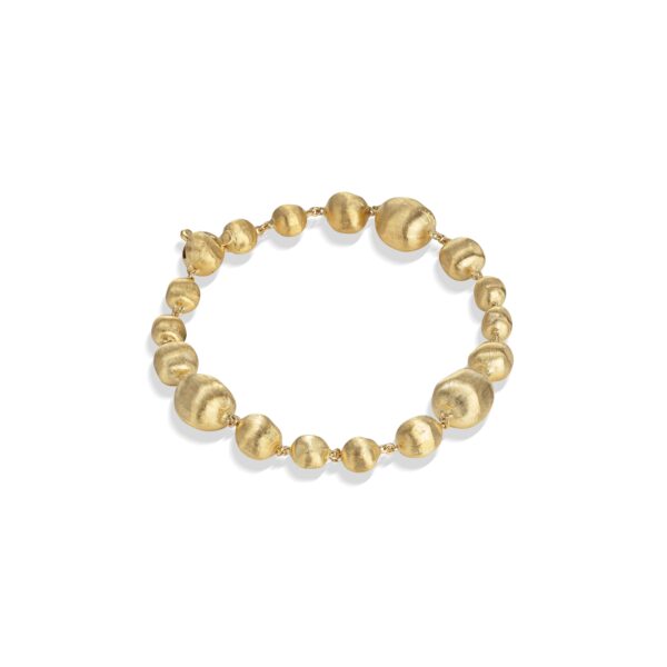 Das Marco Bicego Africa Armband besteht aus einer goldenen Halskette mit runden Perlen unterschiedlicher Größe, die in einem kreisförmigen Muster vor einem weißen Hintergrund angeordnet sind.
