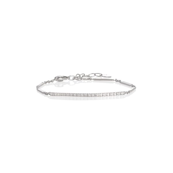 Das Marco Bicego Goa Armband 18 Karat Weißgold ist ein schmales, elegantes Weißgoldarmband mit funkelnden Steinen. Es verfügt über einen verstellbaren Verschluss und präsentiert sich auf einer reflektierenden weißen Oberfläche.