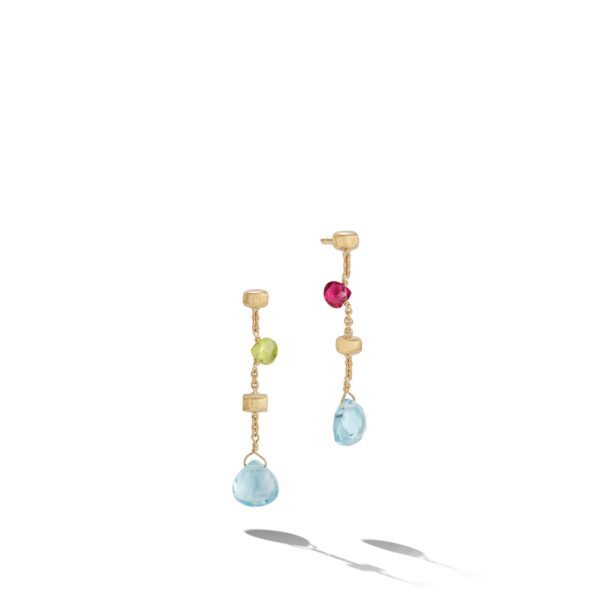 Die Marco Bicego Paradise Ohrhänger sind goldene Ohrringe, die mit rosa, grünen und blauen Edelsteinen verziert sind, die subtile Schatten auf einen weißen Hintergrund werfen.