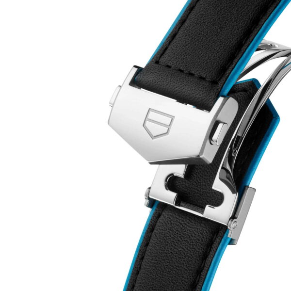 Nahaufnahme eines TAG Heuer Carrera Day-Date Uhrenarmbands aus schwarzem Leder mit einer glänzenden silbernen Schließe mit kleinem Emblem. Das Armband hat eine stilvolle blaue Randeinfassung, die einen markanten Kontrast bildet.