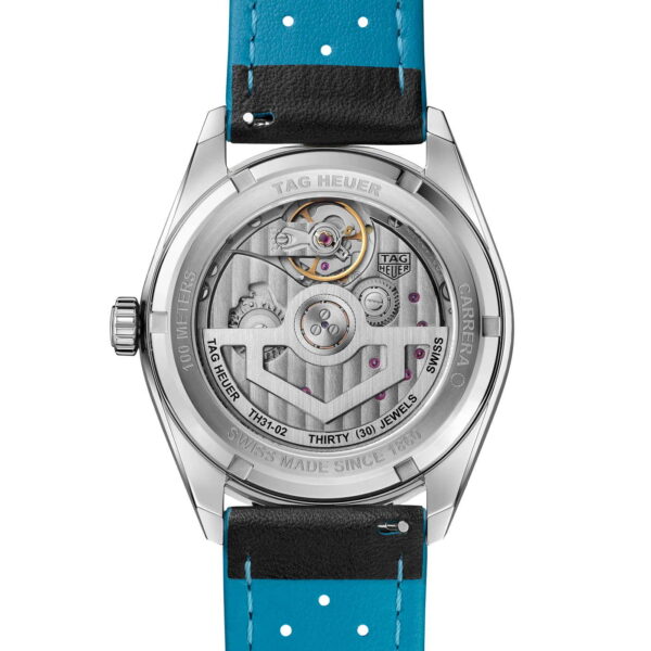Das Bild zeigt die Rückseite einer TAG Heuer Carrera Day-Date Armbanduhr mit sichtbarem Automatikwerk in einem Edelstahlgehäuse. Sie verfügt über ein leuchtend blaues perforiertes Lederarmband mit schwarzen Akzenten.
