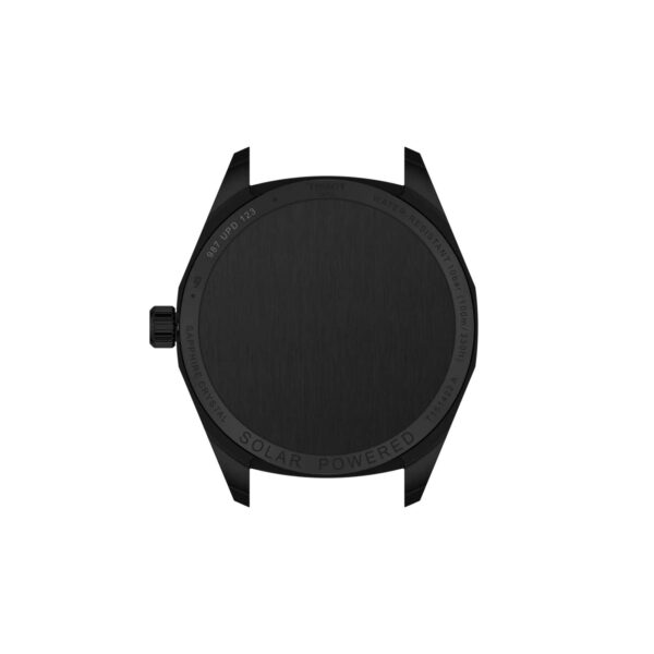 Rückansicht des 39-mm-Uhrengehäuses der Tissot PRC 100 Solar Quartz in Schwarz mit Gravuren wie „SOLAR POWERED“ und weiteren Angaben am Rand. Das Gehäuse verfügt über eine seitliche Krone und hat kein Armband.
