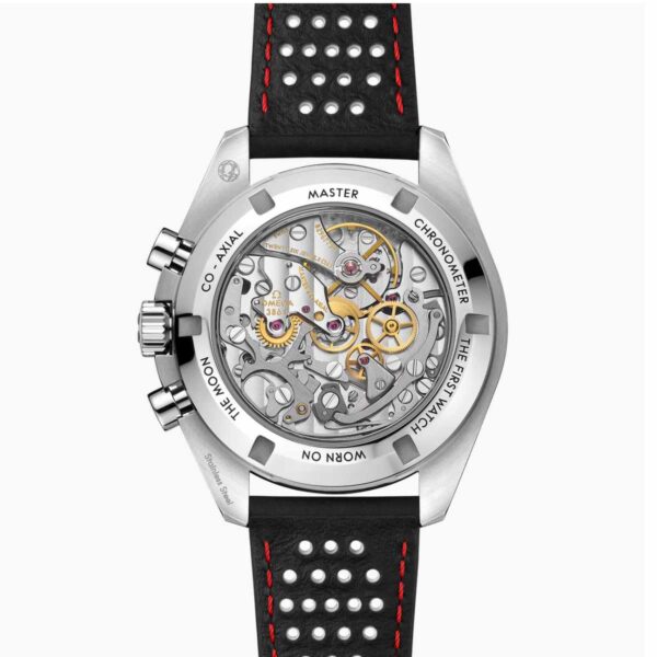 Die Rückansicht der OMEGA Speedmaster Moonwatch Professional zeigt ihr komplexes mechanisches Uhrwerk durch einen transparenten Gehäuseboden mit einem schwarzen perforierten Armband mit roten Nähten und eingraviertem Text um den Gehäuseboden.