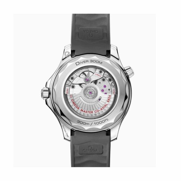 Die Rückansicht der OMEGA Seamaster Diver 300M zeigt einen transparenten Gehäuseboden, der das komplexe Omega Master Co-Axial 8800-Uhrwerk und das Etikett „Diver 300M“ sowie ein schwarzes Kautschukarmband freigibt.