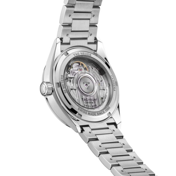 Nahaufnahme der TAG Heuer Carrera Date-Armbanduhr mit Edelstahlarmband und transparentem Gehäuseboden, der den Blick auf das mechanische Uhrwerk und die eingravierten Details der Schweizer Fertigung freigibt.